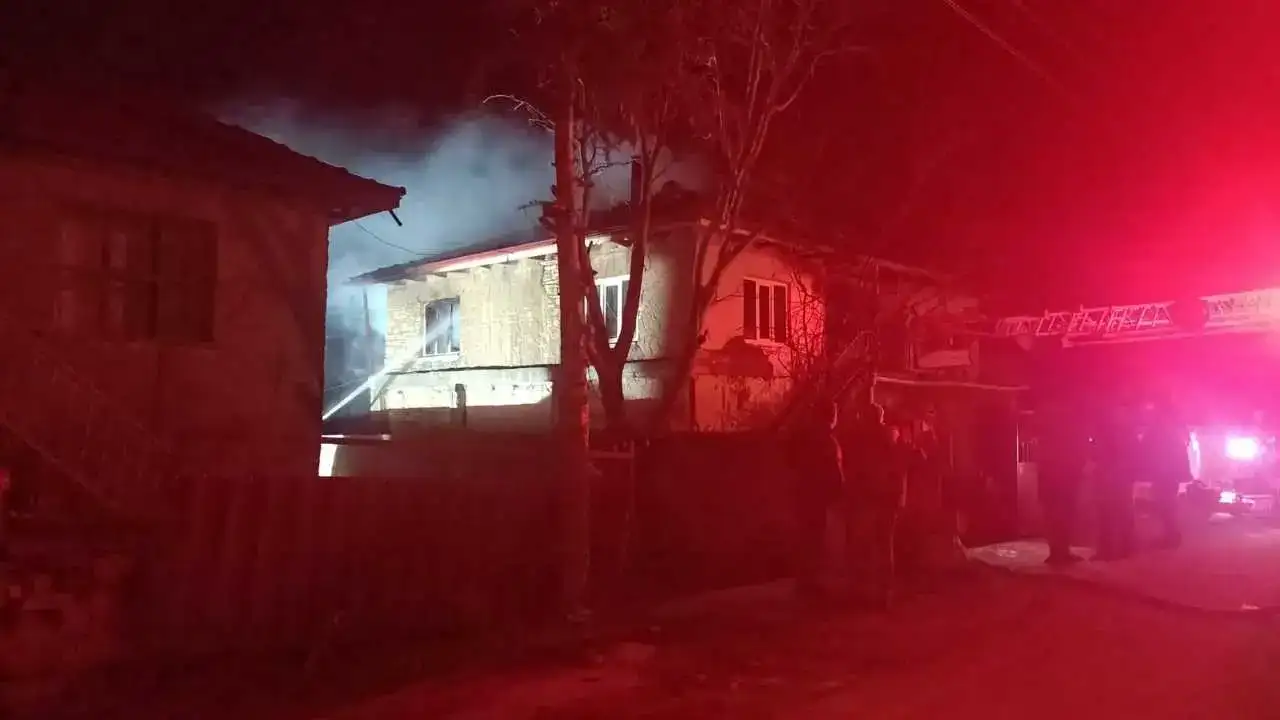 Isparta’da Çatıda Başlayan Yangın Büyüdü: Ev Kullanılamaz Hale Geldi! 3